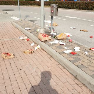 Santa Vittoria d’Alba: l’asporto serve a evitare assembramenti, non è licenza di sporcare