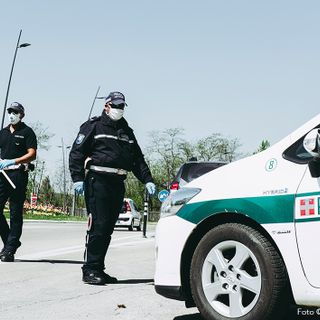 Non si ferma l'attività di controllo effettuato dagli agenti della Municipale albese (foto Barbara Guazzone)