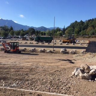 Iniziate le operazioni di bitumatura del parcheggio delle piscine a Cuneo