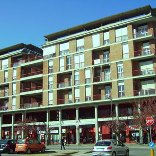 Appartamenti in Piazza Cristo Re ad Alba. Foto Gisella Divino (© targatocn.it) Appartamenti in Piazza Cristo Re ad Alba. Foto Gisella Divino (© targatocn.it)