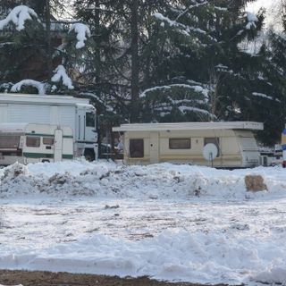 Il “Circo Karoly” nella neve ad Alba. Foto Gisella Divino (© targatocn.it)