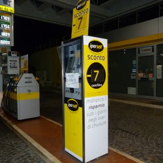 Alcuni dei distributori albesi ormai a secco. Fotoservizio Gisella Divino (© targatocn.it) Alcuni dei distributori albesi ormai a secco. Fotoservizio Gisella Divino (© targatocn.it)