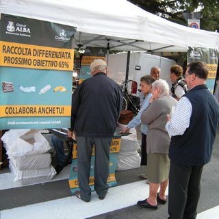 Obiettivo 65%: grande successo dei punti informativi sulla raccolta differenziata ad Alba