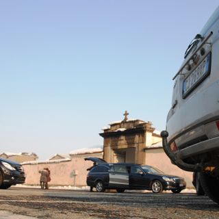 Il piazzale antistante il cimitero di Revello