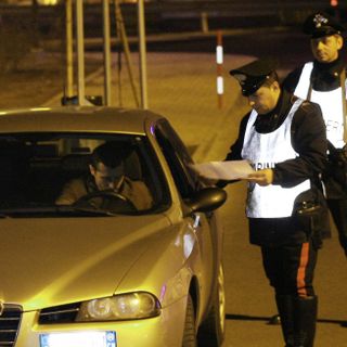 Anzichè essere ai domiciliari era al bar con gli amici: finisce in carcere