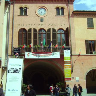 Il Palazzo Comunale di Alba (© Targatocn.it)