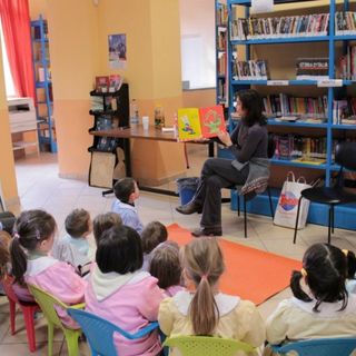 Immagine di repertorio della biblioteca di Caramagna