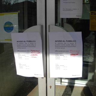 Il cartello affisso all'ingresso dell'ufficio postale di Borgo San Dalmazzo