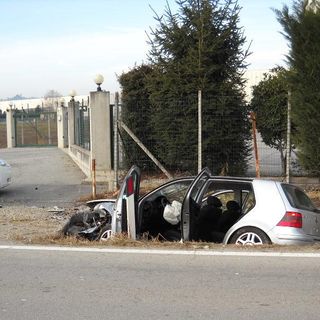 Auto fuori strada: ritirata una patente dalla polizia municipale di Bra