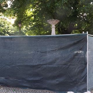 Saluzzo, la fontana di piazza Garibaldi in via di smontaggio definitivo