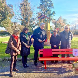 Cuneo, panchina rossa Zonta & Caprissi nei giardini Fresia. da sinistra Maria Gabriella Aragno, Franca Giordano, il sindaco Federico Borgna, Iris Mongiovi Musselli, Franco Civallero Cuneo, panchina rossa Zonta & Caprissi nei giardini Fresia. da sinistra Maria Gabriella Aragno, Franca Giordano, il sindaco Federico Borgna, Iris Mongiovi Musselli, Franco Civallero