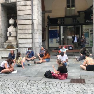 Sit-in degli studenti davanti al municipio: “Le norme vanno rispettate ma vogliamo tornare a scuola in presenza”