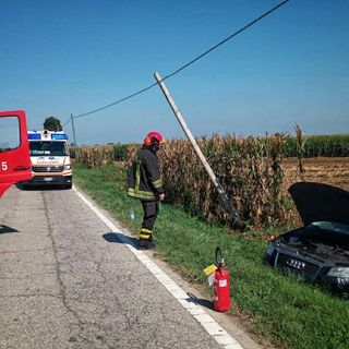 Auto contro bici in via Centallo a Fossano: ciclista in gravi condizioni