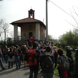 Il gruppo dell'Associazione Terre Alte con il gruppo della neonata associazione saluzzese Camminare in camper, durante la gita sulla collina di Saluzzo e Manta