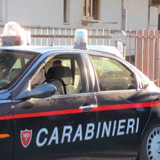 Arrestata dai carabinieri di Monforte mentre cerca di trafugare due giubbotti all'“Outlet Atlante” di Roreto di Cherasco