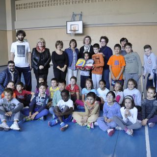 Saluzzo, consegna del defibrillatore dello Zonta club alla Scuola primaria Dalla Chiesa