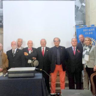 Rotary club Saluzzo, al centro l'attuale presidente Paolo Francese con il Governatore Tiziana Lazzari e il gruppo dei past president