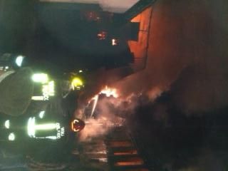 Le fiamme nella cascina di via Chiossa (© targatocn.it)
