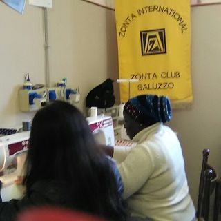 Saluzzo, la consegna della macchina da cucire Zonta alla associazione Penelope