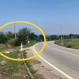 La fermata dei bus sostitutivi in frazione Madonna del Pilone, lungo la Provinciale tra Cavallermaggiore e Bra