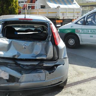Autocarro tampona un'auto a Bra in via don Orione