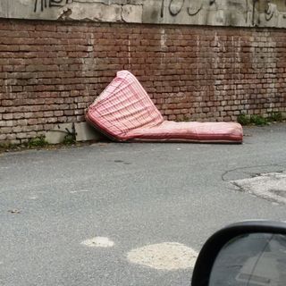 Per le vie di Savigliano rifiuti di ogni genere?