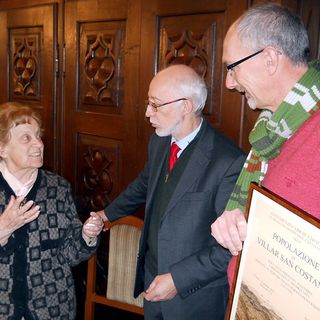 La maestra Gilda Allemandi con il sindaco Gianfranco Ellena e con Giovanni Segre