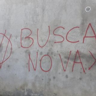 &quot;I vaccini uccidono&quot;: scritte no-vax sul muro del cimitero di Busca