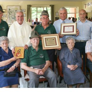 Luigi Astegiano seduto a fianco della moglie Anna (91 primavere), con i doni ricevuti