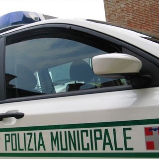 Ubriaco, insulta e infastidisce bambini e genitori in un parco giochi di Bra: interviene la municipale