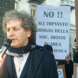 Un momento della protesta di fronte la Provincia