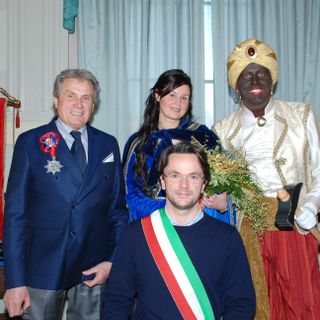 Il Moro Carlo Comino, la Béla Monregaleisa Elisa Marchesani, il presidente della Famija Monregaleisa Enzo Garelli, il sindaco di Mondovì Stefano Viglione (foto Marco Costantino)