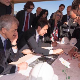 Il premier Conte durante il sopralluogo al troncone di Cherasco del marzo 2019