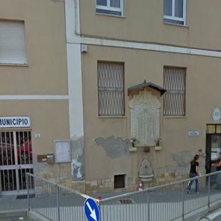 L'ingresso delle scuole di Mombasiglio, adiacenti al municipio