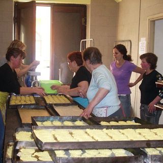 Un momento della lavorazione del dolce