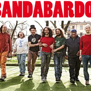 Bandabardò in concerto a Cuneo, domenica sera in Piazza Virginio