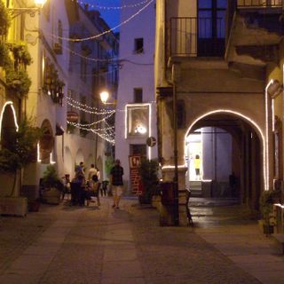 Presero a calci un cestino per la spazzatura in Contrada Mondovì a Cuneo: tutti assolti