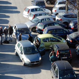 Un controllo da parte della polizia sul piazzale