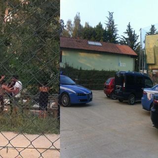 Le forze dell'ordine ascoltano i presenti alla lite