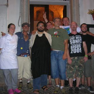 Manu Chao tra i due titolari ieri sera in trattoria a Cuneo (© targatocn.it)