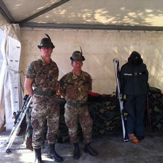 Famiglie con bambini alla mostra statica degli Alpini