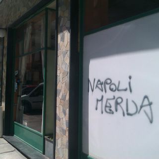 La scritta ingiuriosa sulla vetrina della Pizzeria di Nello Fierro La scritta ingiuriosa sulla vetrina della Pizzeria di Nello Fierro