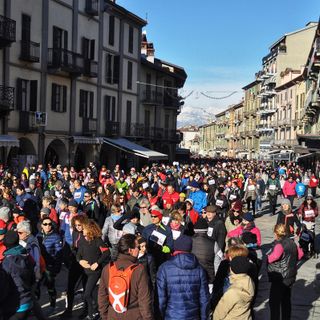 Saluzzo, lungo corso Italia, durante una precedente edizione del Fitwalking del cuore
