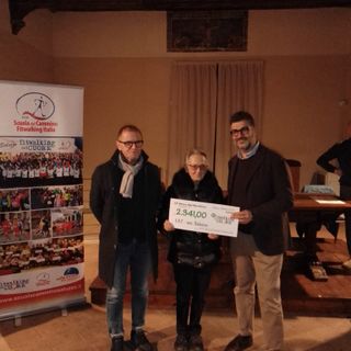 Saluzzo, la consegna del contributo del 21° Fitwalking del cuore alla Lilt Saluzzo, durante la serata di giovedì scorso all'antico Palazzo comunale