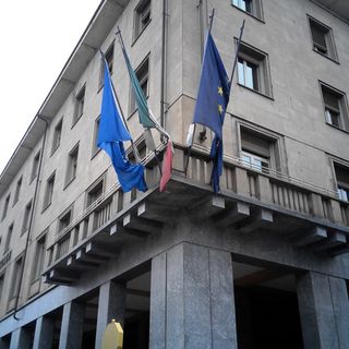 Il “va e vieni” della bandiera piemontese sul palazzo della Provincia: il Movimento Gioventura Piemontèisa scrive a Borgna