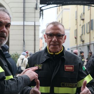 Da sinistra Mauro Gerbaudo Ispettore Anticendi, con Elio Liboà in occasione della Festa di santa Barbara a Cuneo, davanti al Duomo
