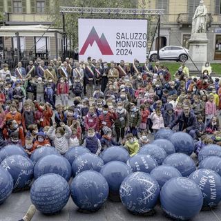 Il flash mob delle scuole saluzzesi per la presentazione del dossier di candidatura