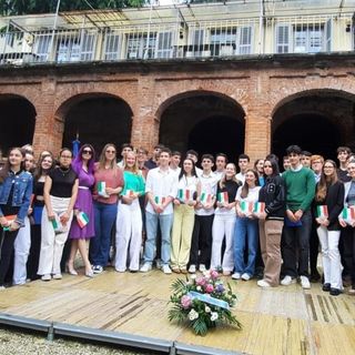 Saluzzo, il gruppo di neodiciotteni a cui è stata consegnata la Costituzione