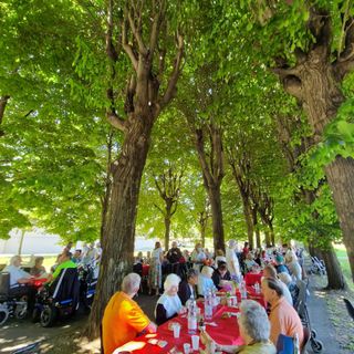 Saluzzo, pranzo nel parco della residenza Tapparelli