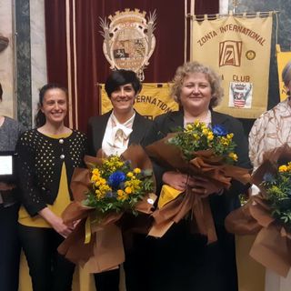 Cuneo, il conferimento del premio Amelia 2022: le presidenti dei club Zonta di Cuneo, Alba e Saluzzo con le premiate. da sinistra Lina Giammusso Fontana, Ilaria Blangetti, Manuela Lanzone, Paola Cappello, Nadia Garis, Anna Sapino, Anna Maria Gavatorta